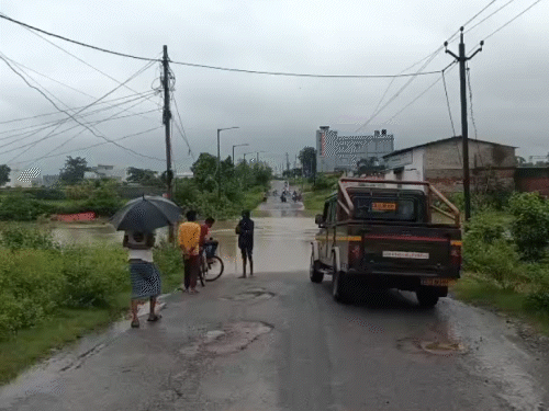 कई इलाकों में जलभराव होने से सड़कों के ऊपर से पानी बह रहा है।