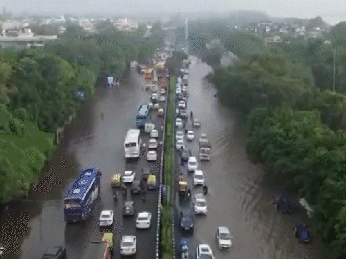 दिल्ली के कश्मीरी गेट इलाके में यमुना का पानी घुस गया है। यह ड्रोन विजुअल गुरुवार सुबह का है।