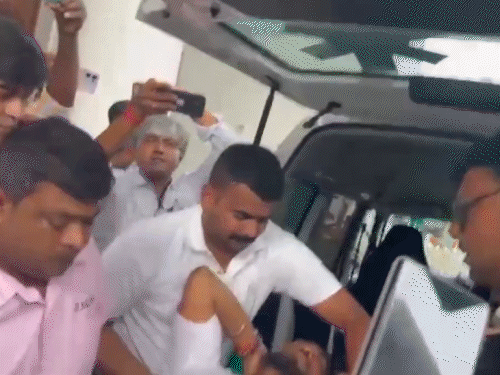 भाजपा ने कहा- चीफ व्हिप बाहर निकलते ही बेहोश हो गए। उन्हें एंबुलेंस से अस्पताल भेजा गया।