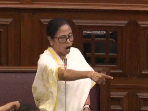 जब हंगामा होने लगा तब सीएम ममता बनर्जी ने भी मोदी चोर और वोट चोर के नारे लगाए।