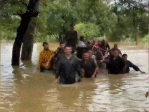 जम्मू-कश्मीर के राजौरी में पुलिस-सेना ने गुरुवार को बाढ़ प्रभावित इलाकों से लोगों को निकाला।