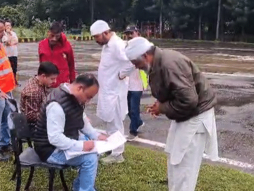 चंबा के भरमौर में फंसे श्रद्धालुओं को एयर-लिफ्ट करने से पहले पंजीकरण करते हुए।