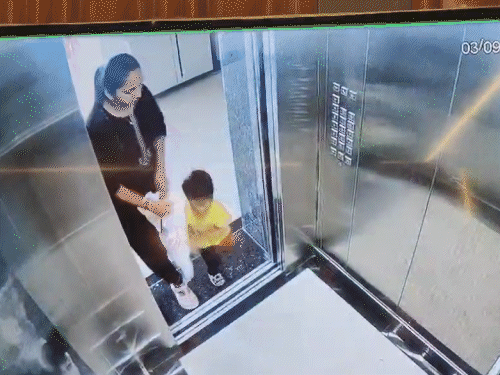 पूजा अपने बच्चे के साथ हाथ में थैला लेकर पहले लिफ्ट से छत पर गई।