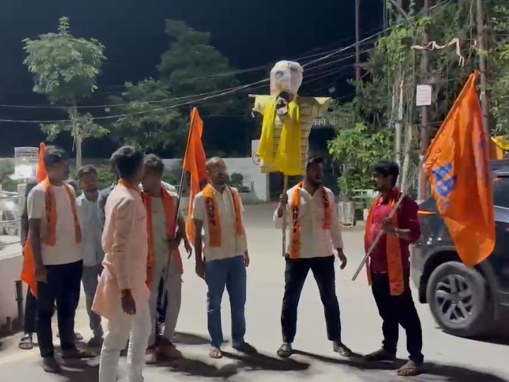 लखनऊ में ओम प्रकाश राजभर के घर के बाहर ABVP का प्रदर्शन, Ram Swaroop Memorial University लाठीचार्ज विवाद पर भड़के छात्र