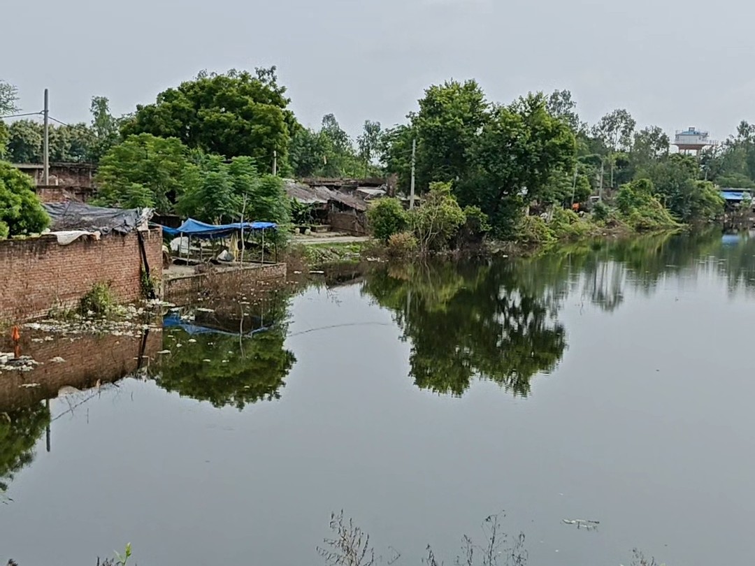 जलस्तर बढ़ने के साथ लोगों की परेशानी भी बढ़ रही है।