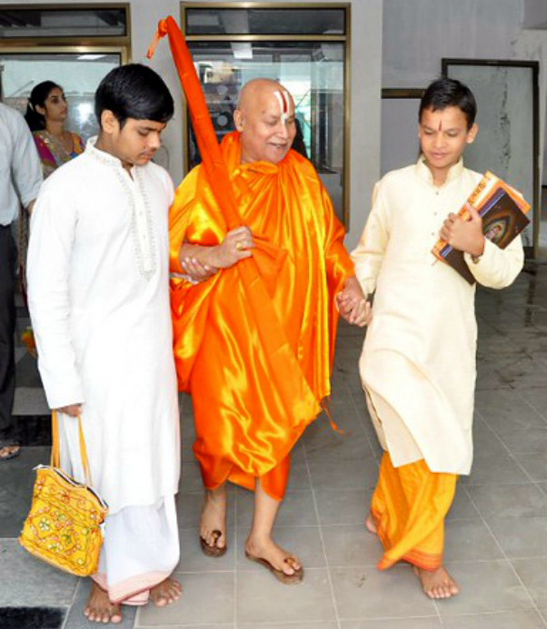 वेदी वाचकांसह रामभद्राचार्य.