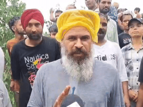 वीरपाल सिंह जानकारी देते हुए।