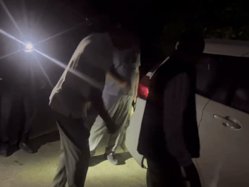 एनकाउंटर के दौरान बदमाश ने पुलिस टीम पर फायरिंग की। एक गोली गाड़ी पर लगी, जिससे गाड़ी में छेद हो गया। - Dainik Bhaskar