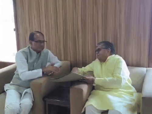 गवर्नर से मुलाकात कर राज्य के हालातों के बारे में लेते मंत्री शिवराज।