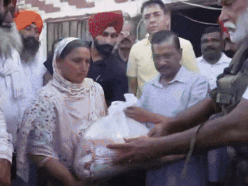 अरविंद केजरीवल लोगों को राशन व अन्य सामान देकर अन्य क्षेत्रों की तरफ जाते हुए।