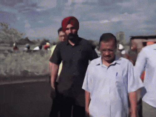 अरविंद केजरीवाल बाढ़ प्रभावित लोगों से मुलाकात करते हुए।