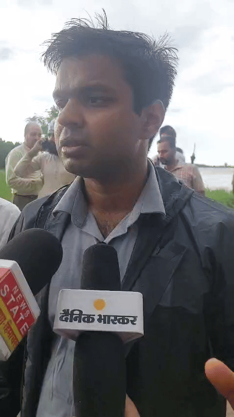 डिप्टी कमिश्नर हिमांशु जैन जानकारी देते हुए।