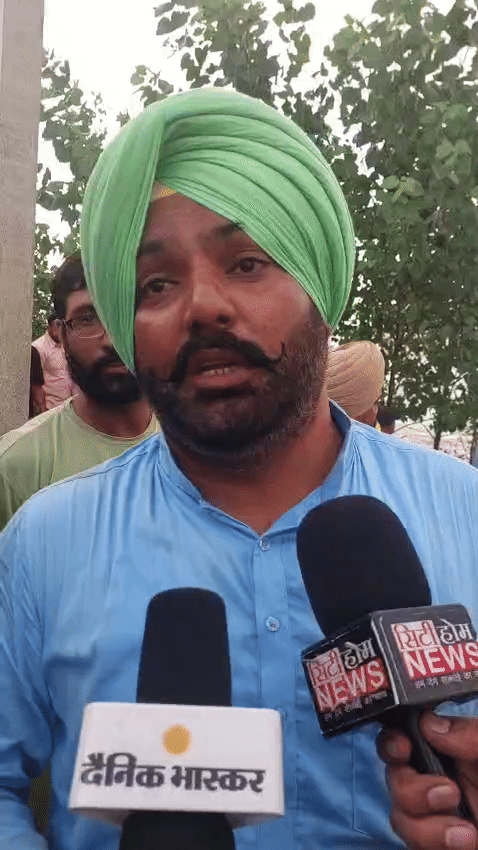 बूथगढ़ गांव के सरपंच प्रतिनिधी पलविंदर सोनू जानकारी देते हुए।