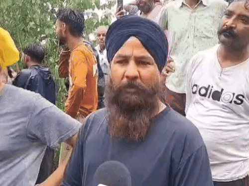 ग्रामीण हरपाल सिंह जानकारी देते हुए।