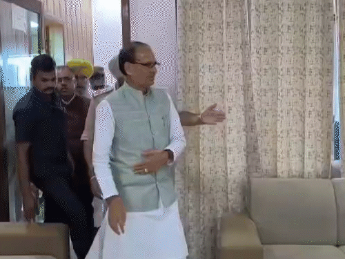 अमृतसर पहुंचने पर लोगों का अभिवादन स्वीकार करते कृषि मंत्री शिवराज सिंह चौहान।