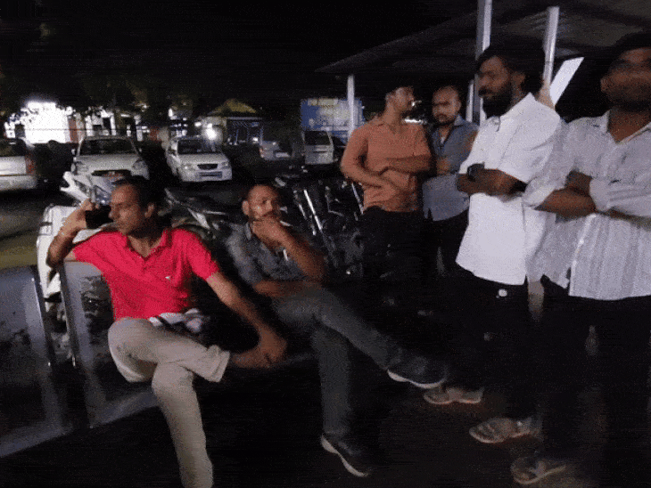 युवक की हत्या के बाद लोग अस्पताल पहुंचे।
