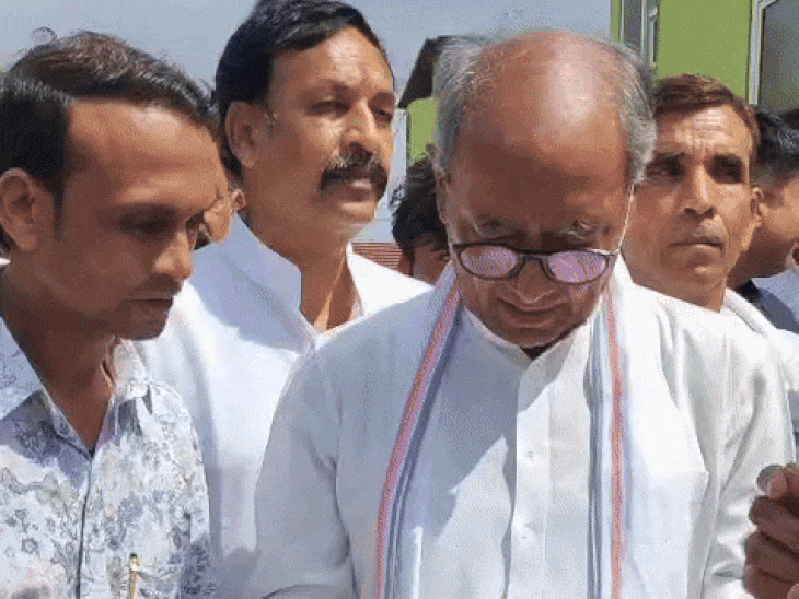 राजगढ़ में आयोजित सर्वोदय शिविर में दिग्विजय सिंह ने कार्यकर्ताओं से एक-एक कर मुलाकात की।
