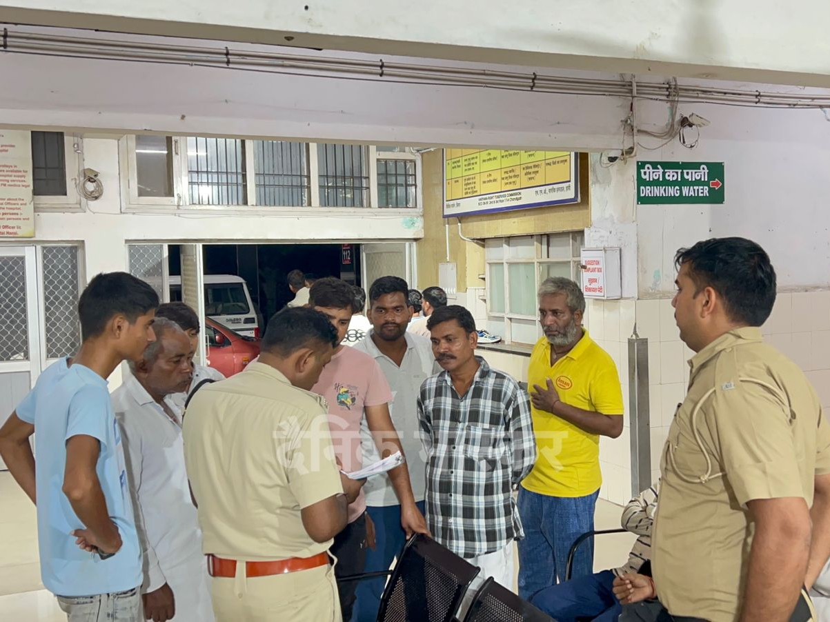 हांसी में हादसे के बाद अस्पताल में पहुंची पुलिस