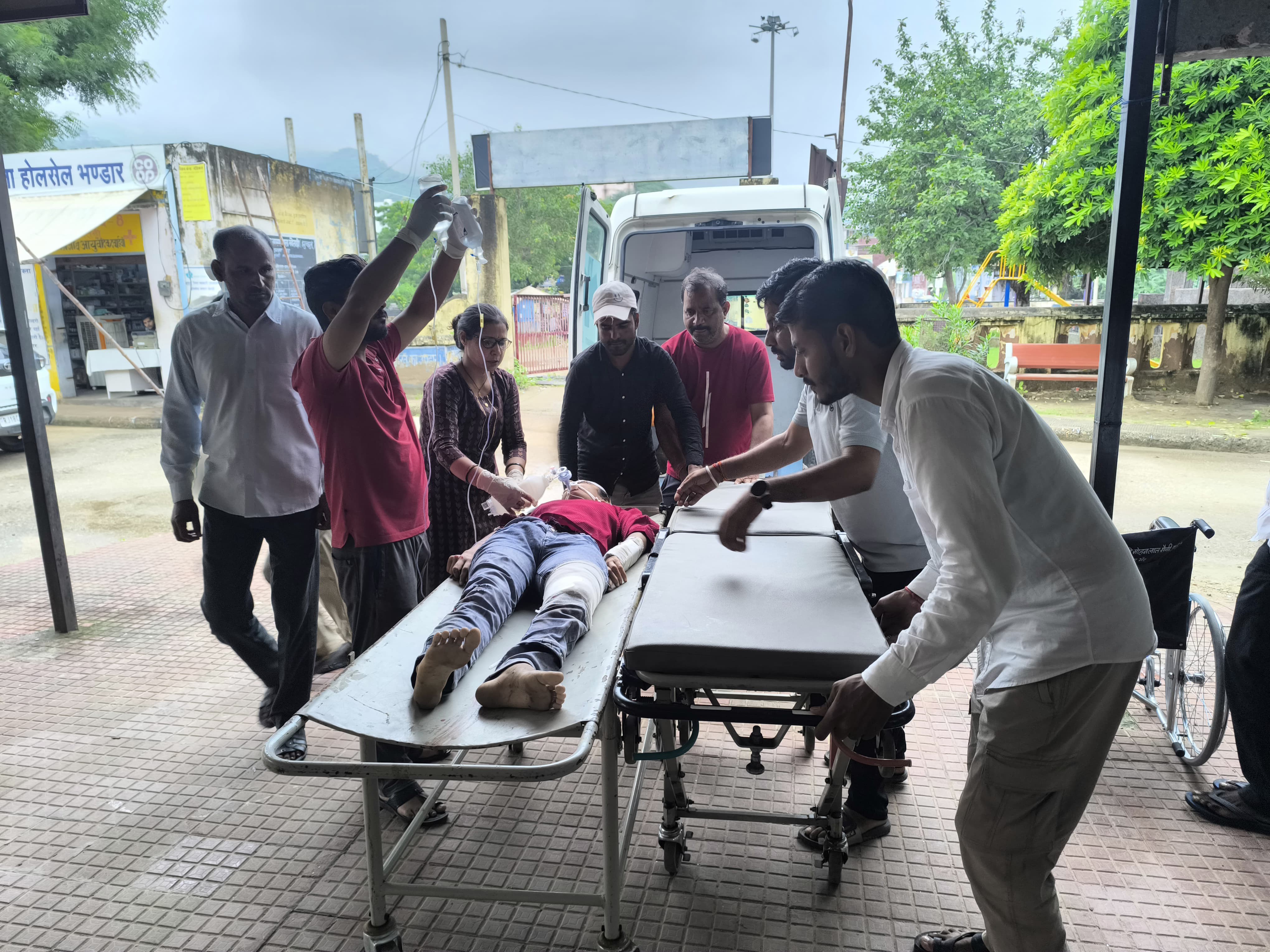 हादसे में बुरी तरह से घायल मुनेश ने इलाज के लिए ले जाते समय रास्ते में दम तोड़ दिया।