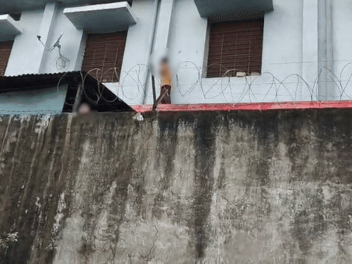 An innocent stood holding the pipe on the wall of the hostel for a long time. At the same time, a child stood hanging on a wall of about 10 feet.