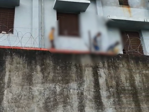 Many children wandered on the outside wall of the hostel for a long time, they were afraid of coming down.