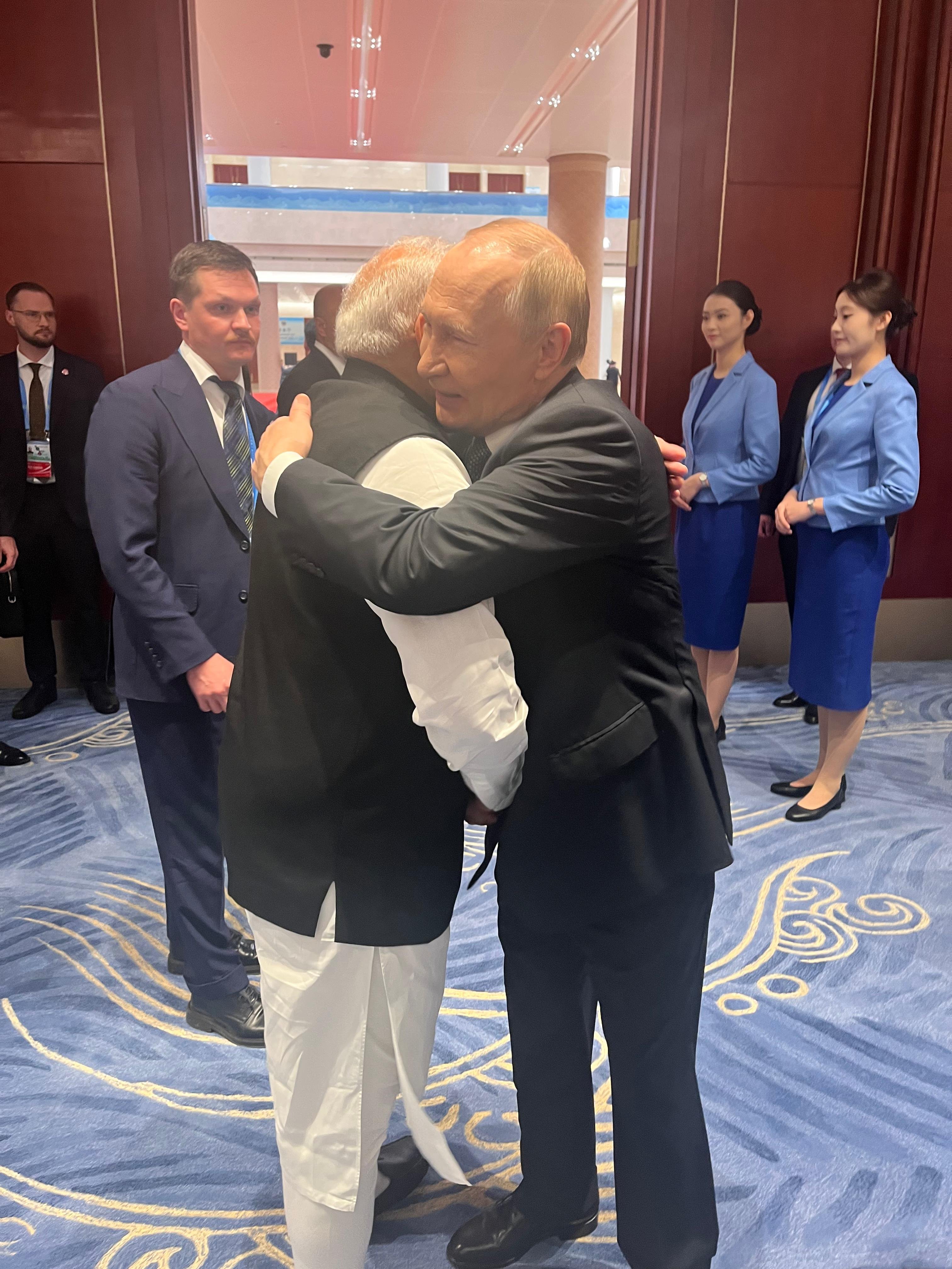 SCO की बैठक से पहले मोदी और पुतिन ने अनौपचारिक मुलाकात की। दोनों नेताओं ने एक दूसरे को गले लगाया।