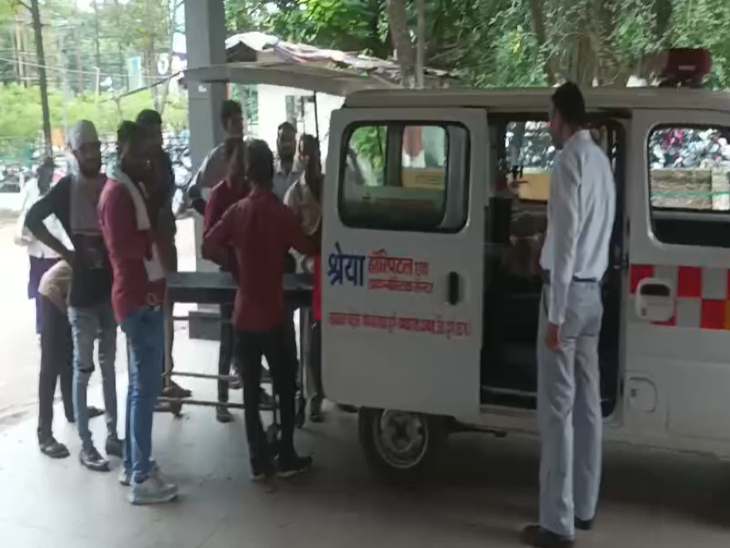 जिला अस्पताल में एम्बुलेंस से मरीज को लेने तक नहीं आए कर्मचारी।