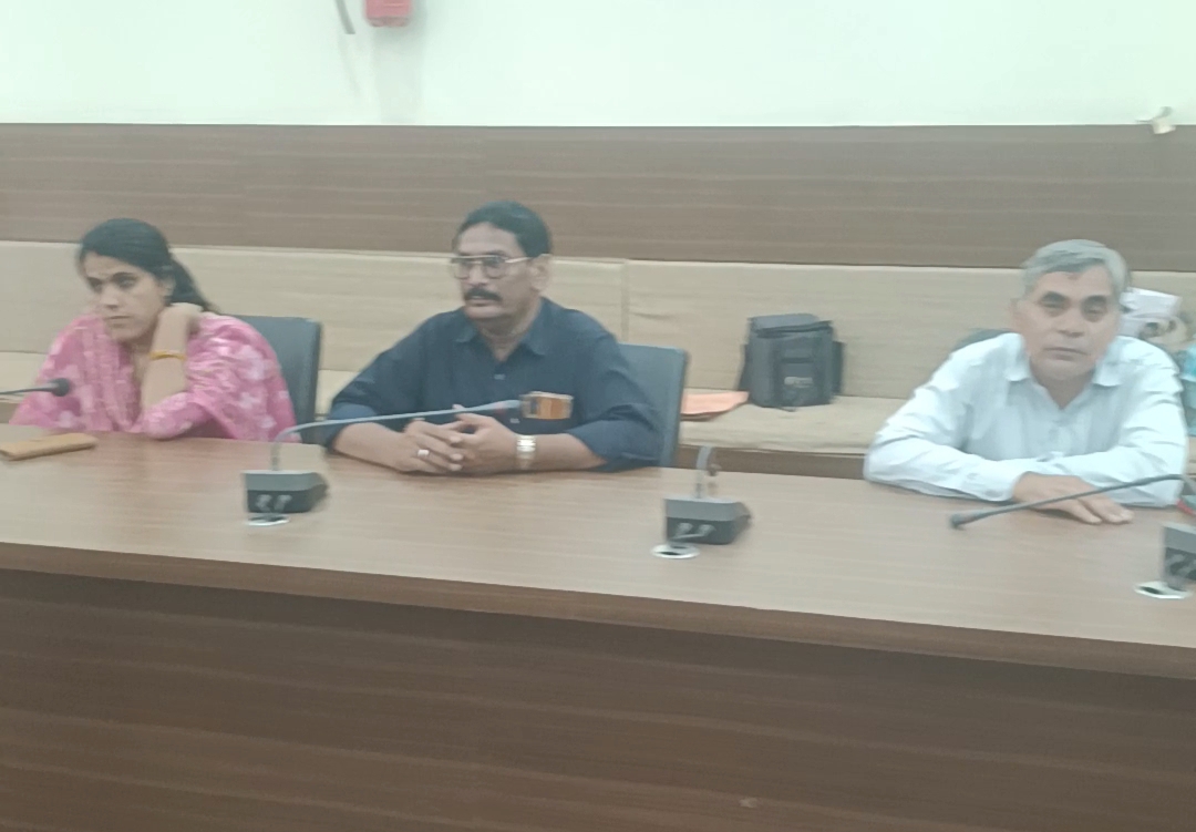 शिविर स्थल पर लगाए गए काउंटर, जहां अलग-अलग सेवाओं के लिए आवेदन लिए जा रहे हैं।