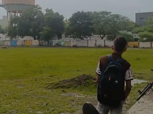 स्कूल के खुले मैदान में भी लंबे समय तक क्लास लगी। बच्चों को बारिश-ठंड में खुले में पढ़ने में काफी परेशानी होती थी।