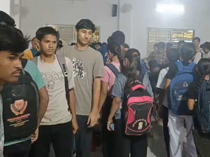 आलोक सर की क्लास में अभी 1200 बच्चे फ्री कोचिंग ले रहे हैं।