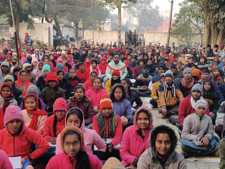 तत्कालीन कलेक्टर अनुराग वर्मा (गोल घेरे में) को पता चला कि क्लास मैदान में लग रही है तो देखने आए। इस दौरान बच्चों के बीच बैठ रहे।