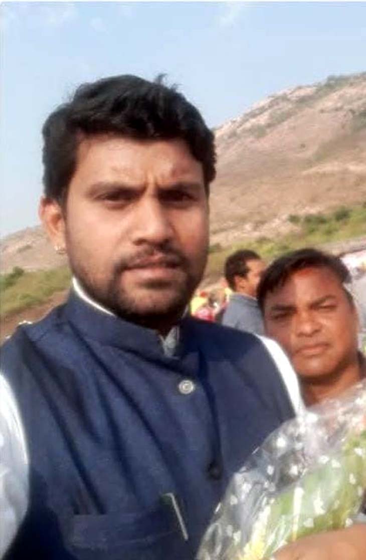 JSW प्लांट में सेंटर साइड प्लांट पर रविन्द्र डिप्टी मैनेजर के पद पर पदस्थ था।