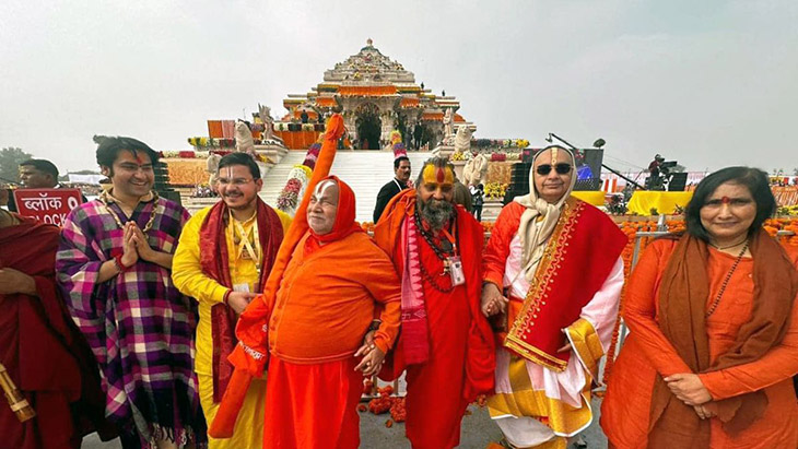 संत आणि ऋषींसोबत, जगद्गुरू रामभद्राचार्य यांनीही राम मंदिराच्या प्राणप्रतिष्ठेत भाग घेतला.