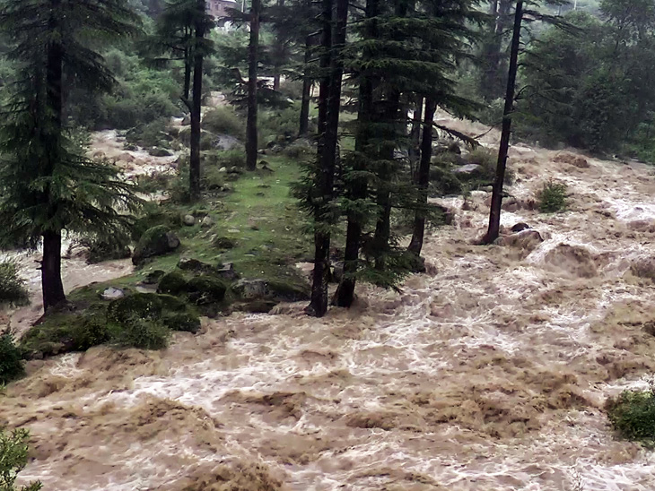 In Jammu, after the rain in Doda Bhadarwah, there was a flood of water from the hill.