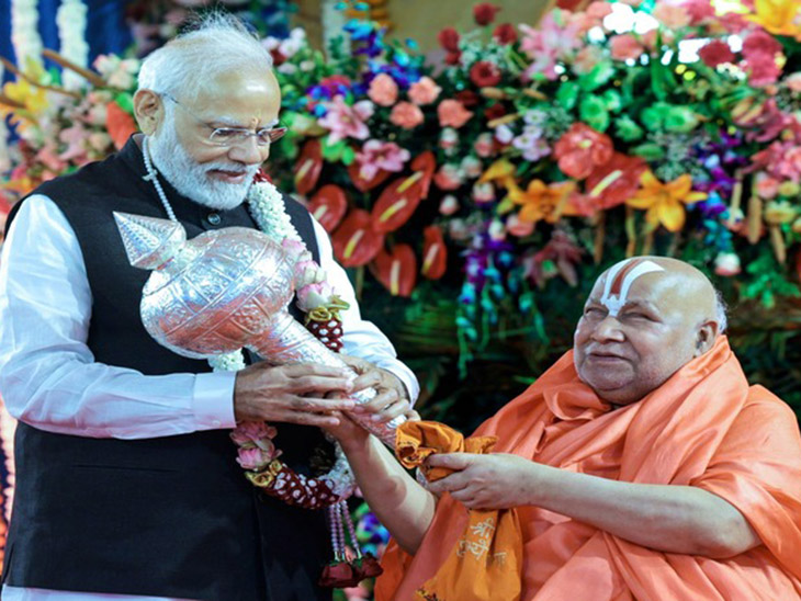 पंतप्रधान नरेंद्र मोदी २७ ऑक्टोबर २०२३ रोजी चित्रकूट या धार्मिक शहराच्या दौऱ्यावर होते. यादरम्यान त्यांनी तुलसी पीठाचे पीठाधीश्वर जगद्गुरु स्वामी रामभद्राचार्य यांचे आशीर्वाद घेतले.