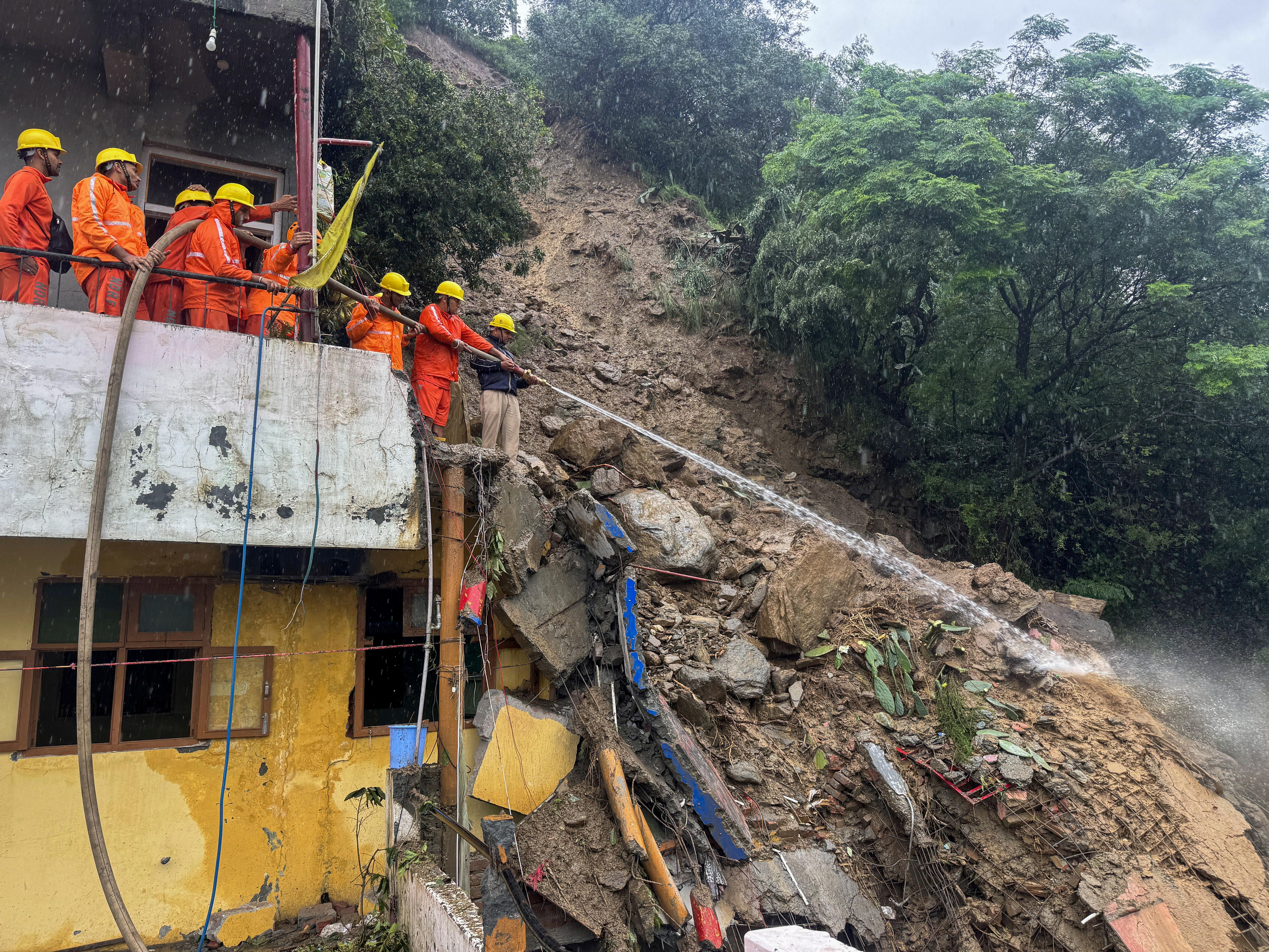 Two houses collapsed in Landslide in Kullu, Himachal. One died. 6 people are missing.