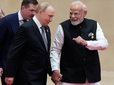 मोदी और पुतिन ने चीन में आयोजित SCO समिट के दौरान अनौपचारिक बातचीत की थी। दोनों हाथ पकड़े नजर आए थे। - Dainik Bhaskar