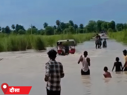 जयपुर में बुधवार को दो घंटे की मूसलाधार बारिश से शहर के कई हिस्से डूब गए।