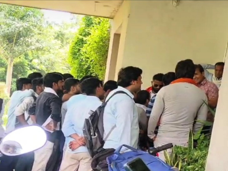 छात्रों ने कॉलेज में भी हंगामा किया ।