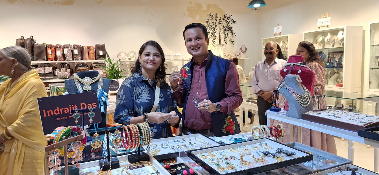 'द शॉप' में करीब 24 स्थानीय ब्रांड्स, एनजीओ, शिल्पकार और उद्यमी अपनी कला और प्रोडक्ट्स प्रदर्शित कर रहे हैं।