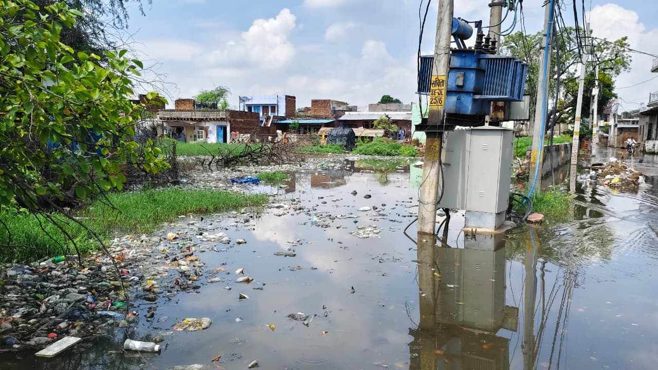 मालीपुरा गांव में सड़कों पर भरा है पानी पोखर के पास अतिक्रमण होने के कारण पानी निकासी नहीं हो पा रही।