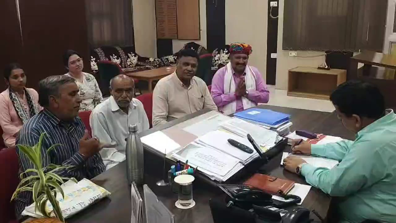 जघीना, गामणी, जिरौली, पीरनगर, बराखुर, भवनपुरा गांव में पानी निकासी की मांग को लेकर ADM घनशयाम शर्मा से मिले ग्रामीण।