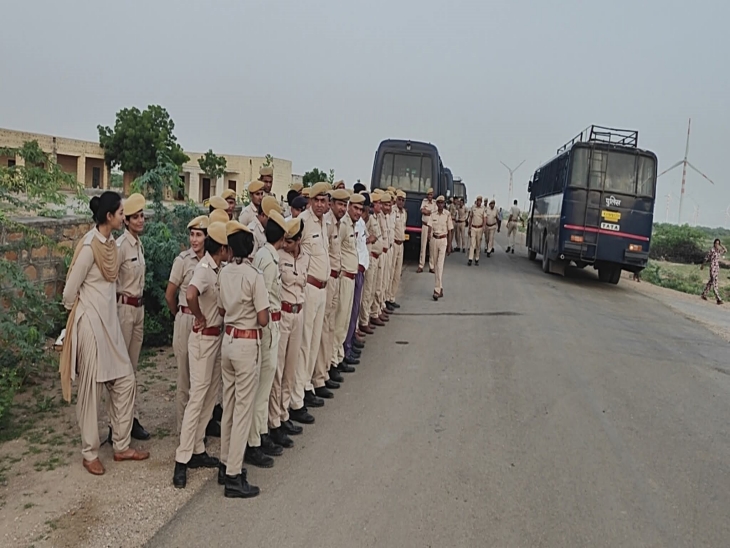 डांगरी गांव में बड़ी संख्या में पुलिस बल और अधिकारी तैनात है।
