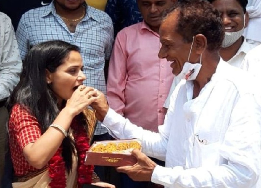 ब्यावर के हाउसिंग बोर्ड, चौधरी कॉलोनी में रहने वाली कंचन इससे पहले महिला एवं बाल विकास में सुपरवाइजर थी। उनके पति उपमन्यु चौहान सरकारी सेवा में ग्रामसेवक है और उनके पिता शंकर सिंह रावत ब्यावर से भाजपा विधायक है। आरएएस-2018 में सिलेक्ट होने पर चार साल पहले मिठाई खिलाते विधायक शंकर सिंह रावत-फाइल फोटो
