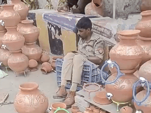 दुकानदार ने बताया था- नशे में धुत ट्रैफिक SI ने जमकर हंगामा किया। उसके बाद दुकान में रखी प्लास्टिक की ट्रे में गिर गया था।