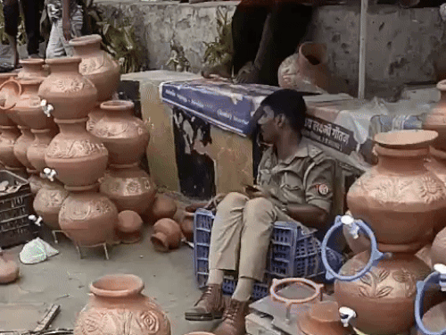 ट्रैफिक SI ने दुकानदार की नाबालिग भतीजी से अभद्रता की थी। दुकान में रखे मिट्टी के बर्तन तोड़े थे।