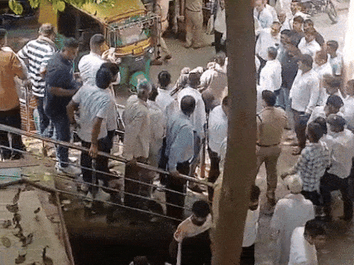 People taking injured Luvjeet to hospital in auto.