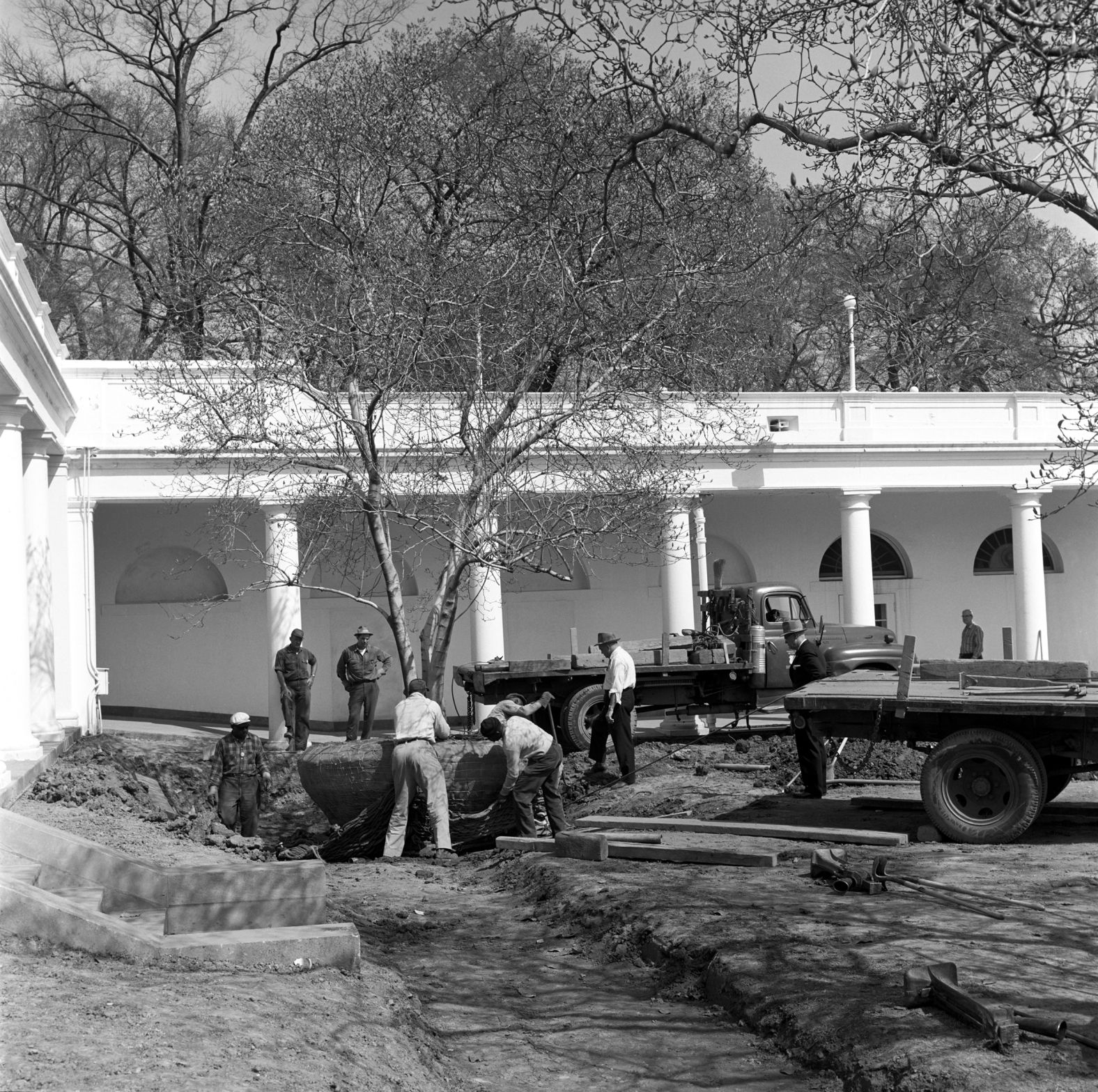 मार्च 1962 में राष्ट्रपति जॉन एफ कैनेडी के कार्यकाल के दौरान रोज गार्डन में कुछ नए निर्माण किए गए।