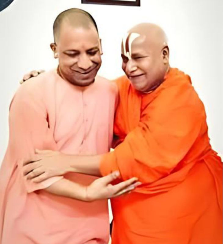 रामभद्राचार्य यांनी घेतली उत्तर प्रदेशचे मुख्यमंत्री योगी आदित्यनाथ यांची भेट. मुख्यमंत्री जेव्हा जेव्हा चित्रकूटला जातात तेव्हा ते तुळशीपीठाला नक्कीच भेट देतात.