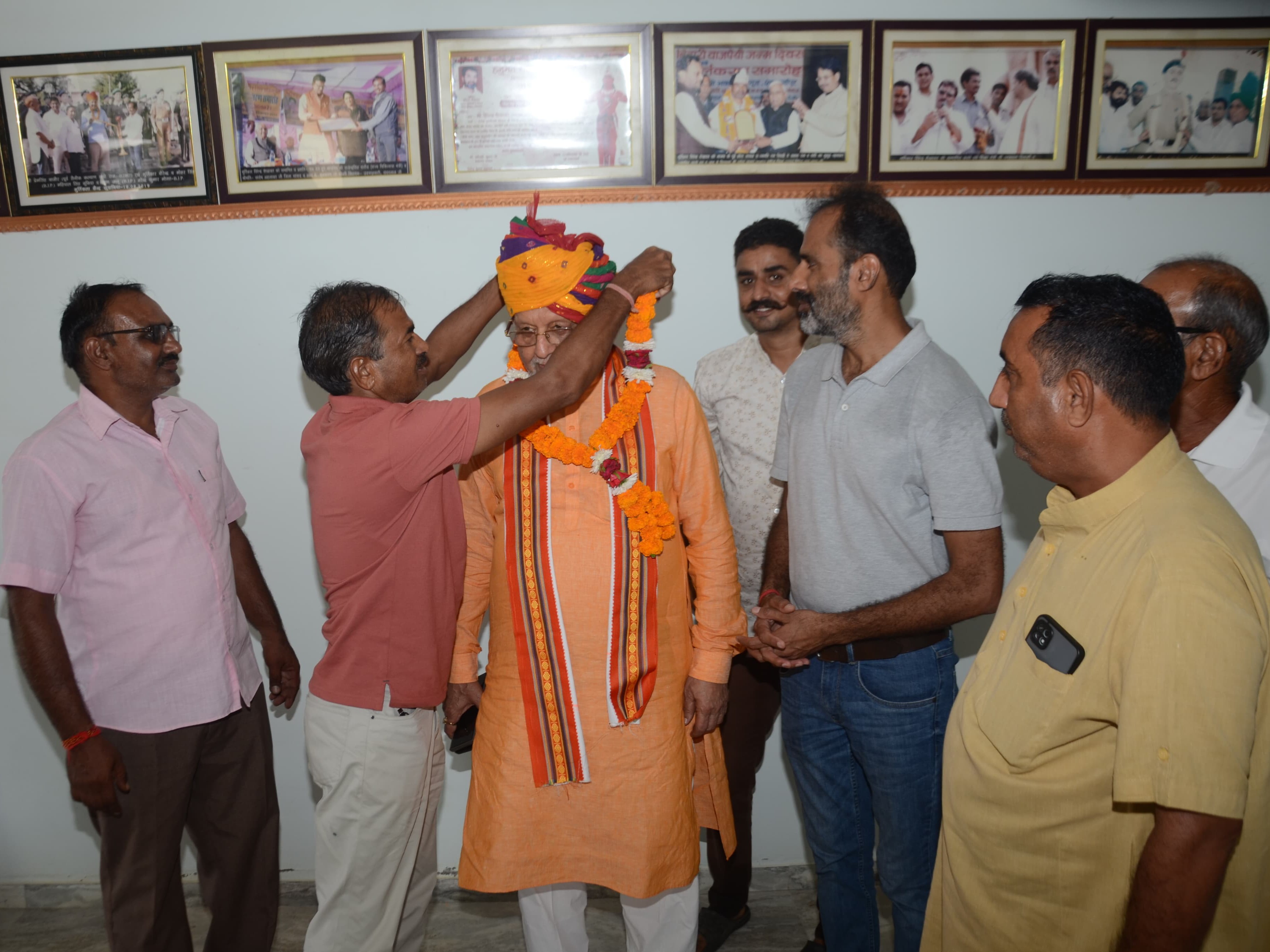 मूर्तिकार शेखावत के आवास पर वित्त मंत्री का माला एवं साफा पहनाकर अभिनंदन किया गया।